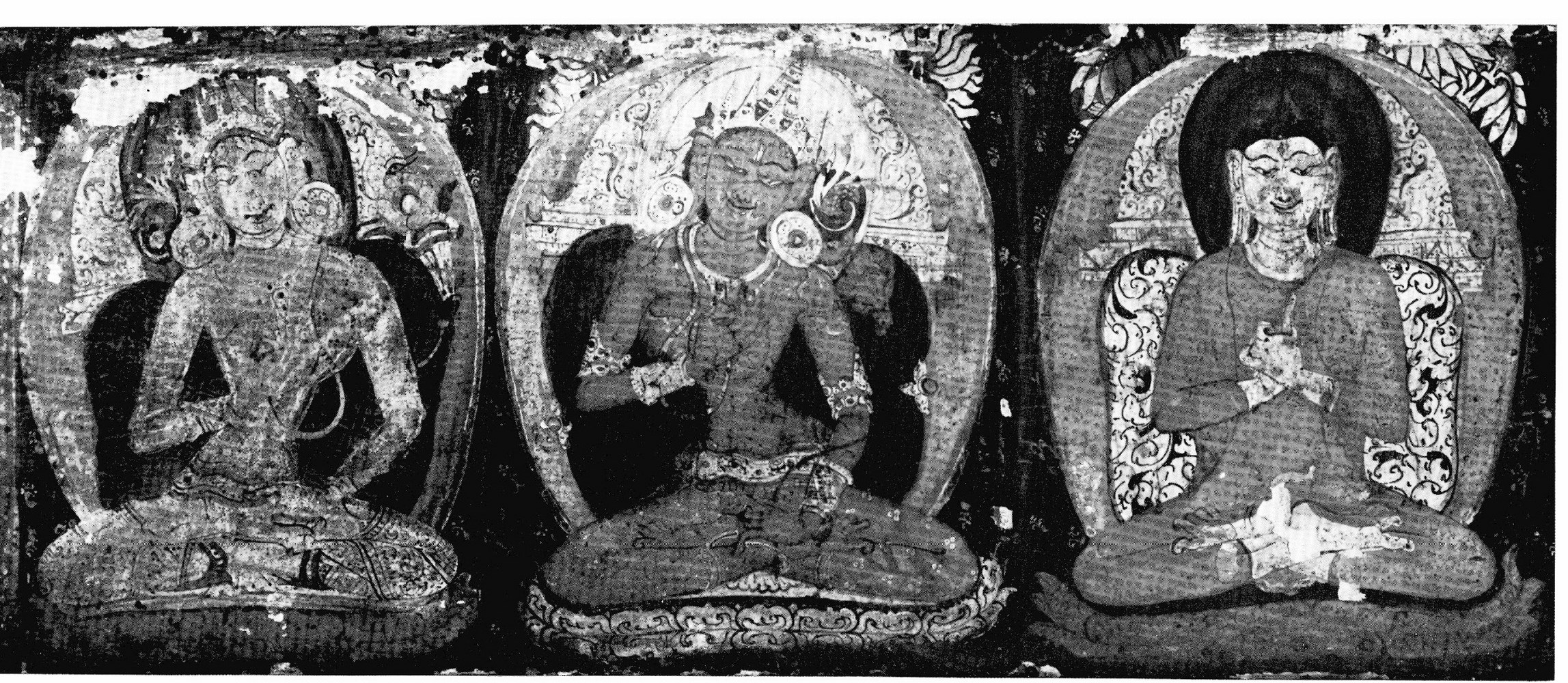 Fig. 1. — Plat interne de couvercle du ms. SL 68 (XIe s.), partie gauche. De g. à dr. : Locanā blanche, Pāṇdarā rouge, Vairocana blanc. Avec l’aimable autorisation de l’instit ut de Civilisation indienne, Paris. Cl. Ph. Doumic.