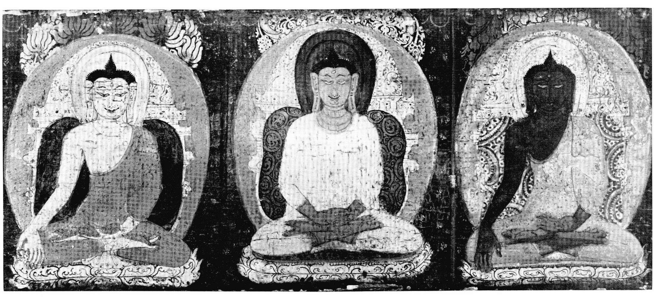Fig. 2. — Plat interne de couvercle du ms. SL 68, partie centrale. De g. à dr. : Ratnasambhava jaune, Amitābha rouge, Akṣobhya bleu-noir. Avec l’aimable autorisation de l’Institut de Civilisation indienne, Paris. Cl. Ph. Doumic.