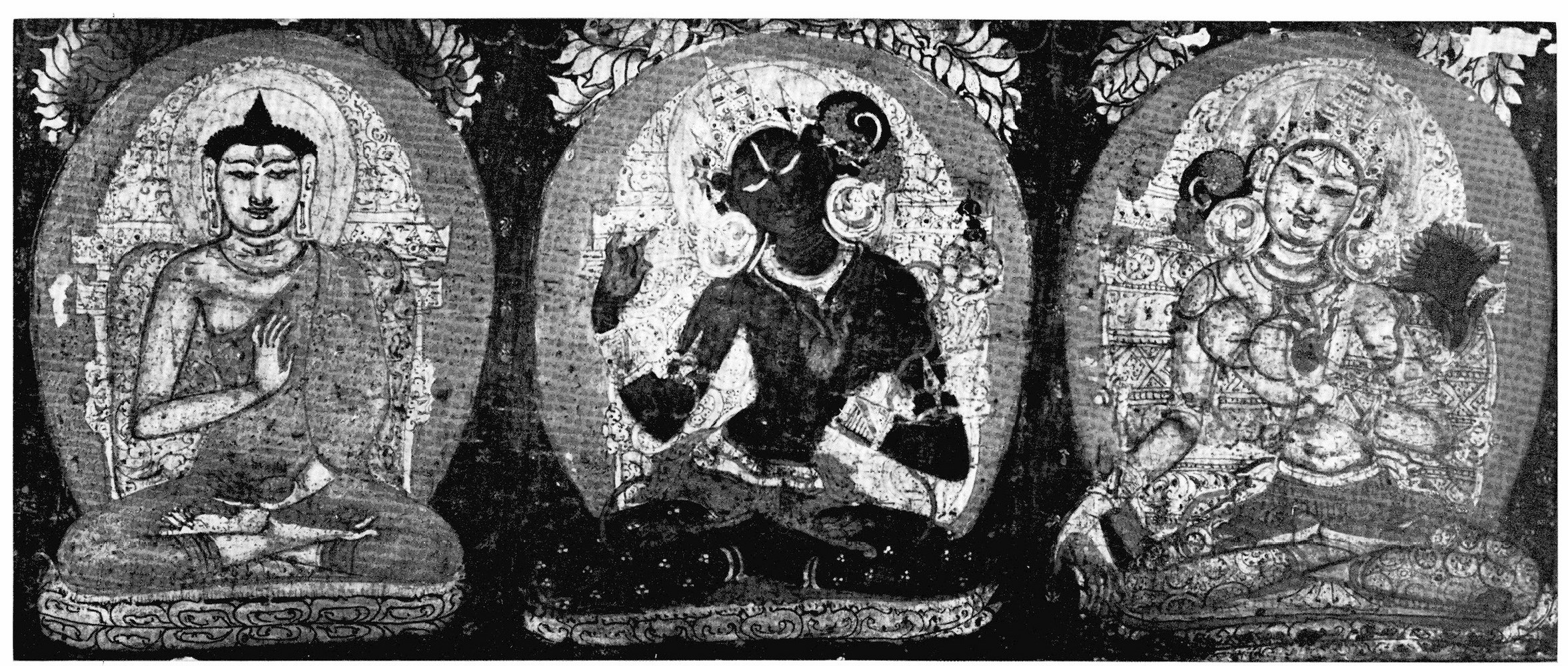 Fig. 3. — Plat interne de couvercle du ms. SL 68, partie droite ;. De g. à dr. : Amoghasiddhi vert, Māmakī bleue-noire, Tārā verte. Avec l’aimable autorisation de l’Institut de Civilisation indienne, Paris. Cl. Ph. Doumic.