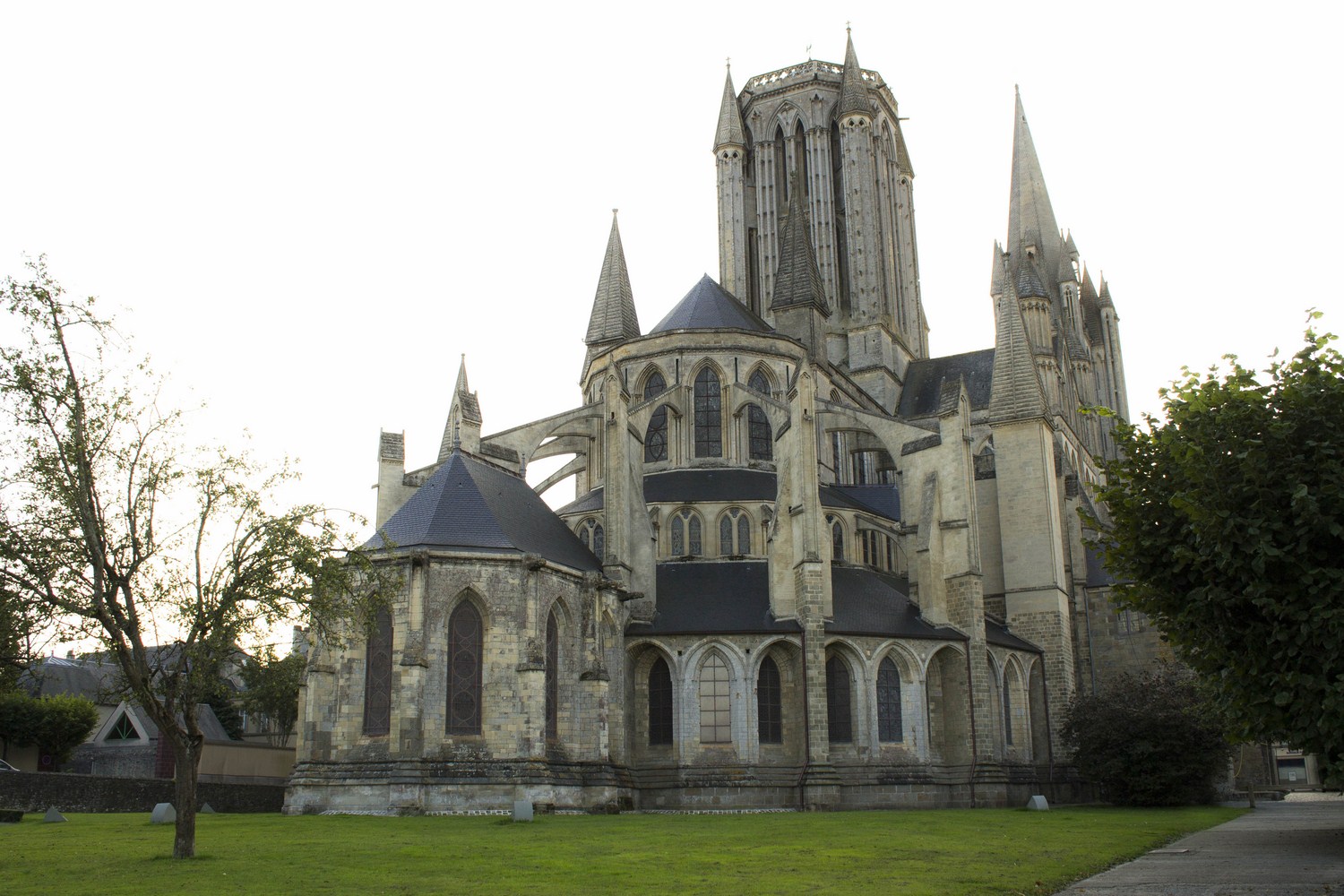 Le chevet et son élévation sobre et progressive avec vue sur Le Plomb, la tour lanterne ainsi que la chapelle axiale, la Circata | ORAEDES (2015)