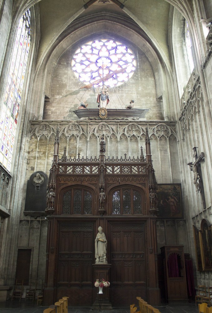 Croisillon sud du transept avec en hauteur, une maquette de bateau transportant la statue de la Vierge puis son homologue nord avec détail sur sa verrière figurant un Arbre de Jéssé | ORAEDES (2015)