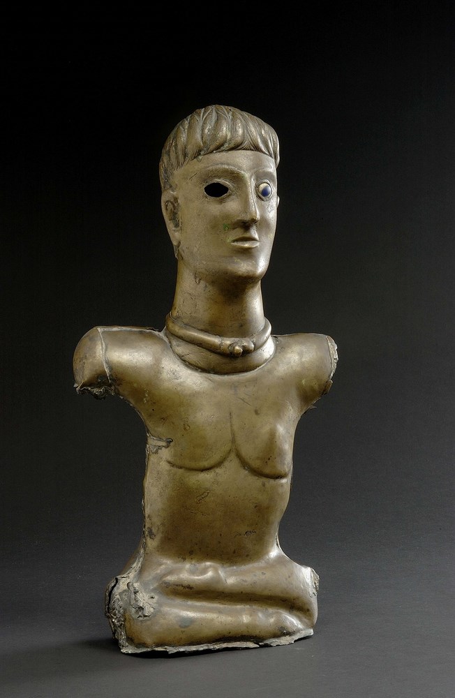 Fig. 5 Jeune dieu paré d’un tore, assis ’en tailleur’ (Bouray, France, 1er sièele avant J.-C.). Représentation probable du dieu Lug (Agence photo de la Réunion des Musées nationaux et du Grand Palais)